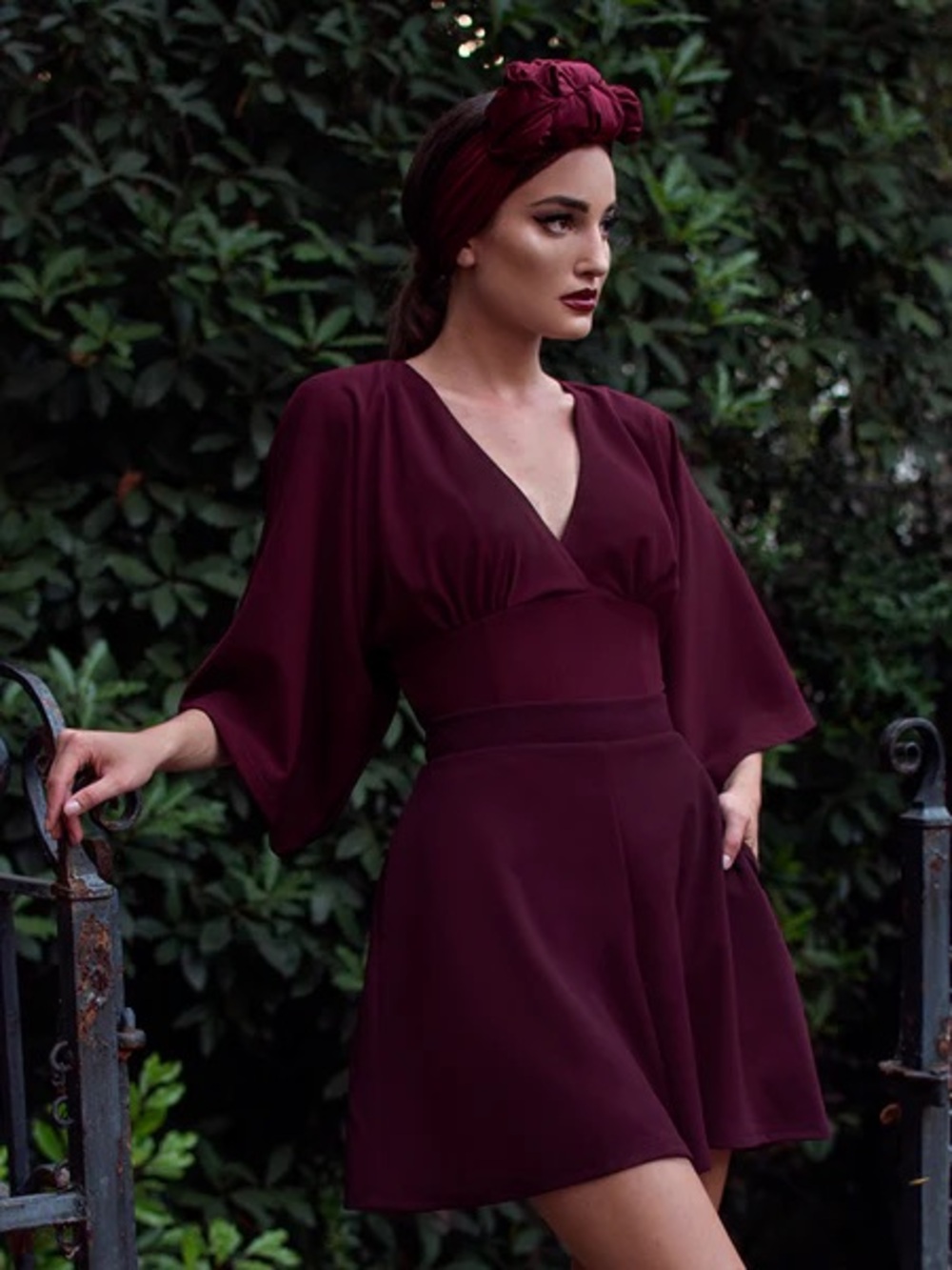 Elegant Burgundy V-Neck blouse la femme en noir